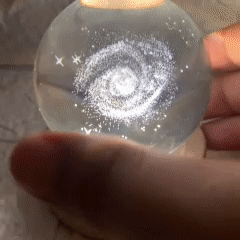 Luz Nocturna LED Vía Láctea – Lámpara 3D Bola de Cristal con Base de Madera